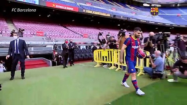 El 'Kun' Agüero se une al Barcelona de su amigo Messi