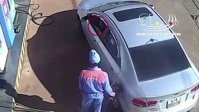 Tài xế ngồi trên ô tô vứt tiền xuống đất trả nhân viên cây xăng