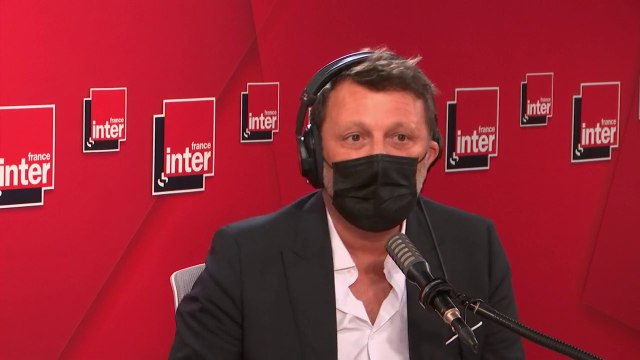 Arthur : La radio, c'est un média qu'on écoute seul. Je connais très peu de gens qui s'assoient le matin et disent Venez les enfants, on va écouter France Inter ! Il y a une relation charnelle à la voix, c'est la plus grosse bêtise qui soit de filmer.