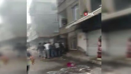 Yanan binanın 2. katında mahsur kalınca böyle atladı