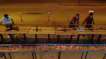Restoranların açılışını 35 metrelik kebap yaparak kutladı