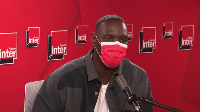 Omar Sy : Le fait de vivre à l'étranger renforce notre chauvinisme, nous en fait prendre conscience. On avait conscience d'être sur une plateforme internationale, on a voulu faire une série française qui claque, qui porte la France, qui porte Paris.