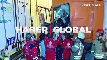 Bayrampaşa'da TIR kazası! Sürücü araçta sıkıştı