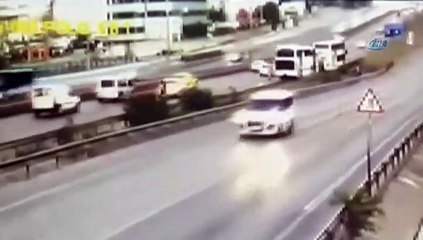 Otoyoldaki feci kaza kamerada