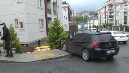 Beylikdüzü'nde bir taksi sitenin bahçesine uçtu