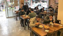 49 günlük aranın ardından kafe ve restoranlar bu sabah birer birer açılmaya başladı