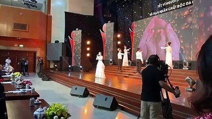 Vy Oanh hát Để Gió Cuốn Đi