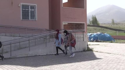 İlkokul öğrencileri okullarına yeniden kavuşmanın sevincini yaşadı