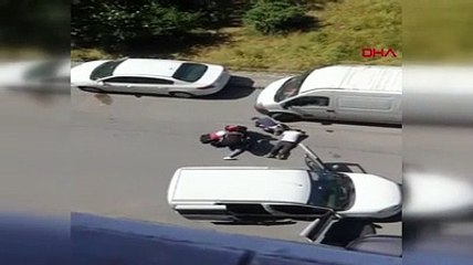 Polis elindeki süpürge ve faraşla bakın ne yaptı