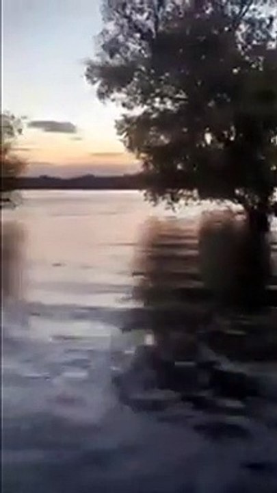 వైరల్‌ వీడియో: తృటిలో ప్రాణాపాయం నుంచి త‌ప్పించుకున్న‌ యువ‌కులు