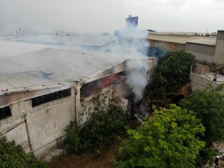 İplik fabrikasının pamuk deposu alevlere teslim oldu