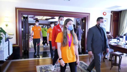 Dünya şampiyonu Ayşe Begüm Onbaşı’dan Başkan Yavaş’a ziyaret