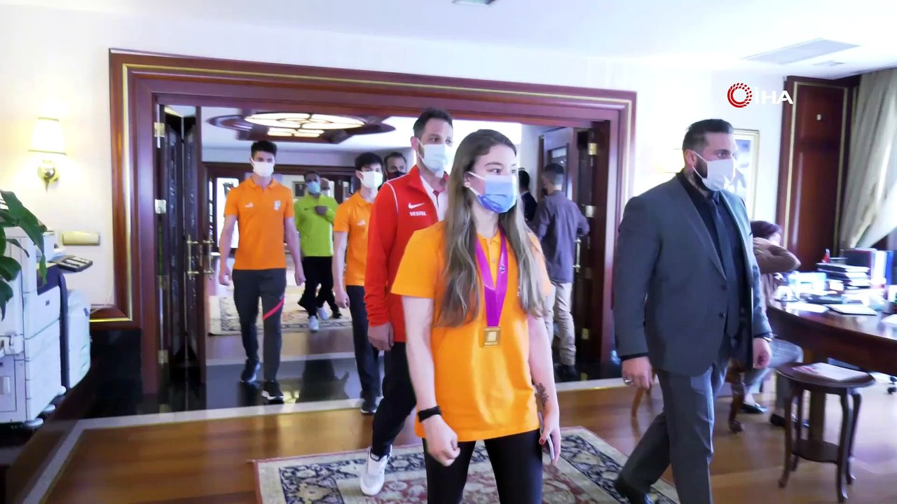 Dünya şampiyonu Ayşe Begüm Onbaşı’dan Başkan Yavaş’a ziyaret