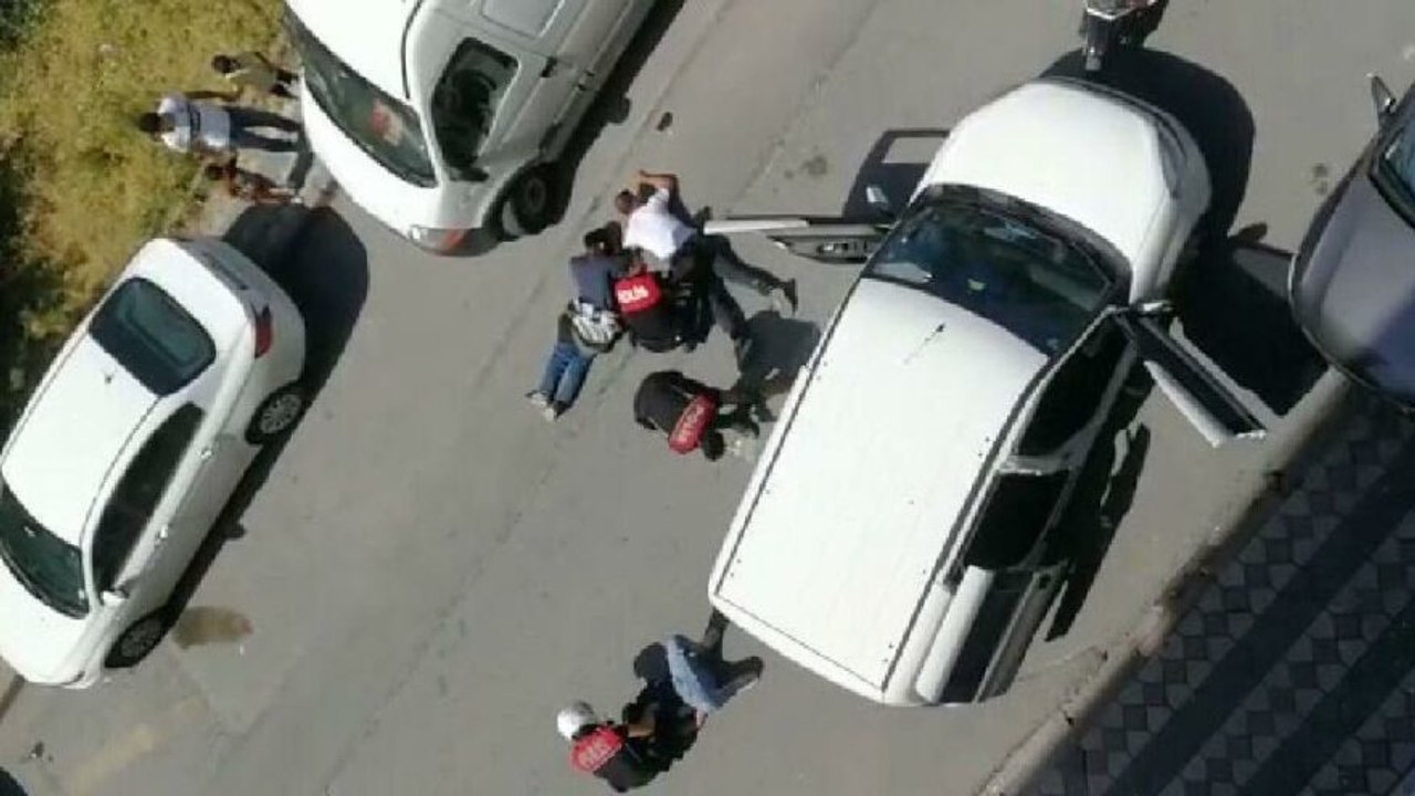 Polis yere dökülen uyuşturucuyu süpürge ve kürek ile topladı