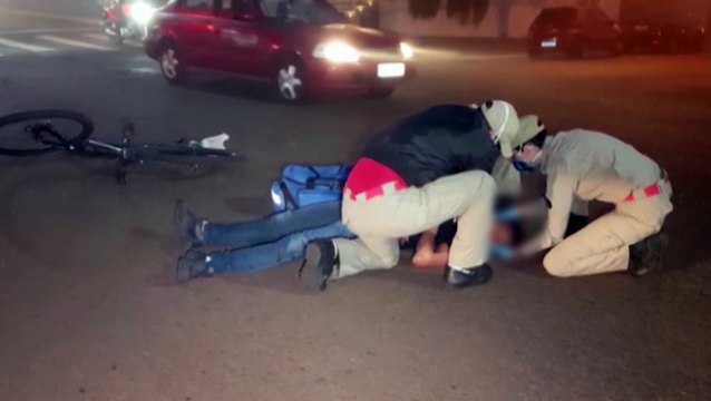 Ciclista tem suspeita de fratura no crânio ao ser atingido por veículo no cruzamento da Rua Minas Gerais com a Rua Antônio Alves Massaneiro