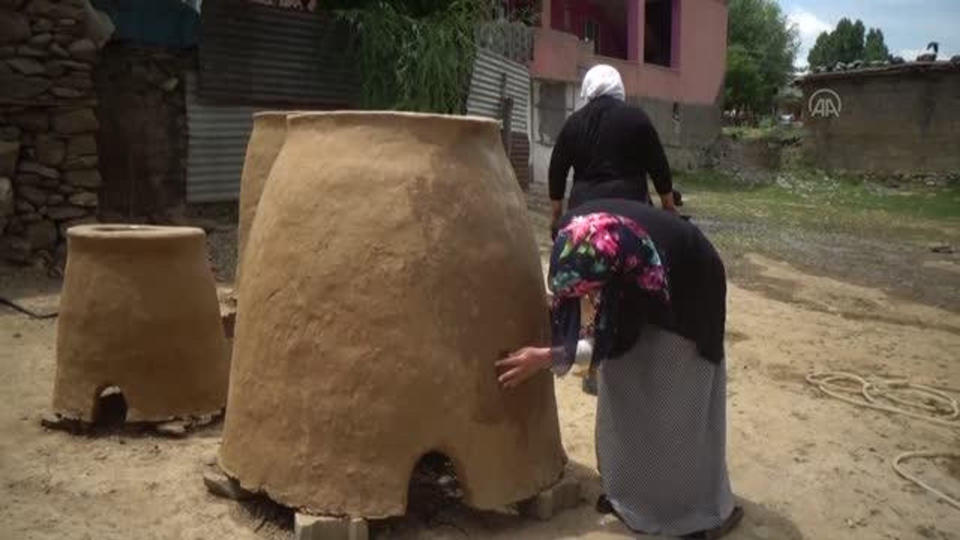 Kil topraktan tandır yapan kadınlar aile bütçesine katkı sağlıyor -  Dailymotion Video