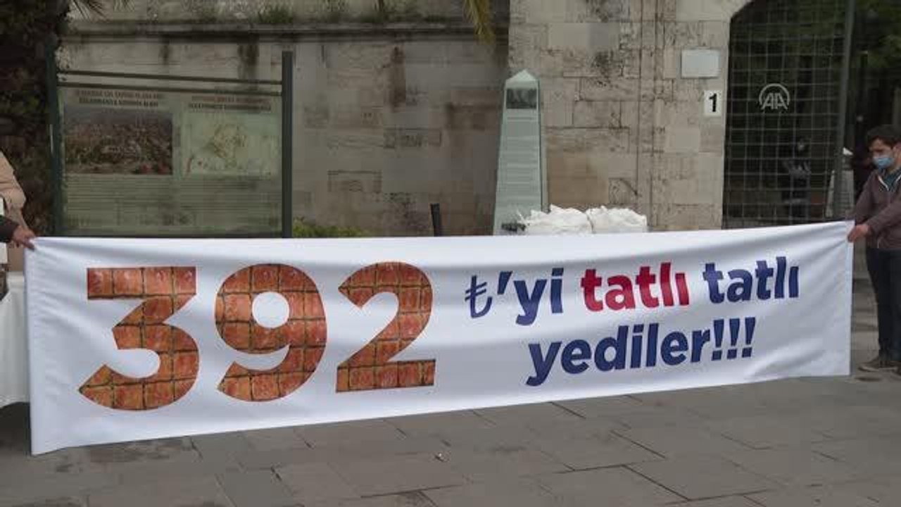 AK Parti İstanbul Gençlik Kolları, İBB'yi baklava dağıtarak protesto etti