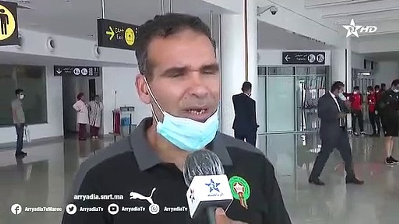 هشام الدگيگ مدرب المنتخب الوطني المغربي لكرة القدم داخل القاعة بعد إحراز لقب كأس العرب لكرة الصالات