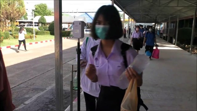 ดร.สุรสิทธิ์ สิทธิอมร ผอ.รร.บึงกาฬและปฏิบัติหน้าที่ ผอ.เขต สพม.บึงกาฬและคณะครูควบคุมการเดินทางเข้า ร.ร.ในวันเปิดเรียนวันแรก