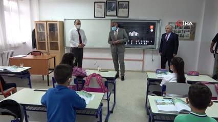 Kademeli normalleşme sürecinde okullar açıldı, öğrencilere süt dağıtıldı