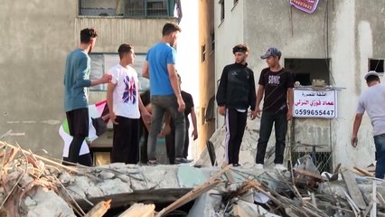 De jeunes Palestiniens font du parkour dans les décombres de la tour al-Jalaa