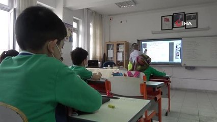 Kademeli normalleşme sürecinde okullar açıldı, öğrencilere süt dağıtıldı