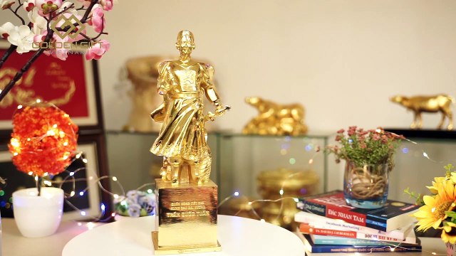 Tượng Trần Hưng Đạo cầm cuốn thư mạ vàng 24K - Golden Gift Việt Nam