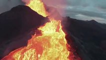 Espectaculares imágenes de un dron que sobrevuela un volcán islandés en erupción