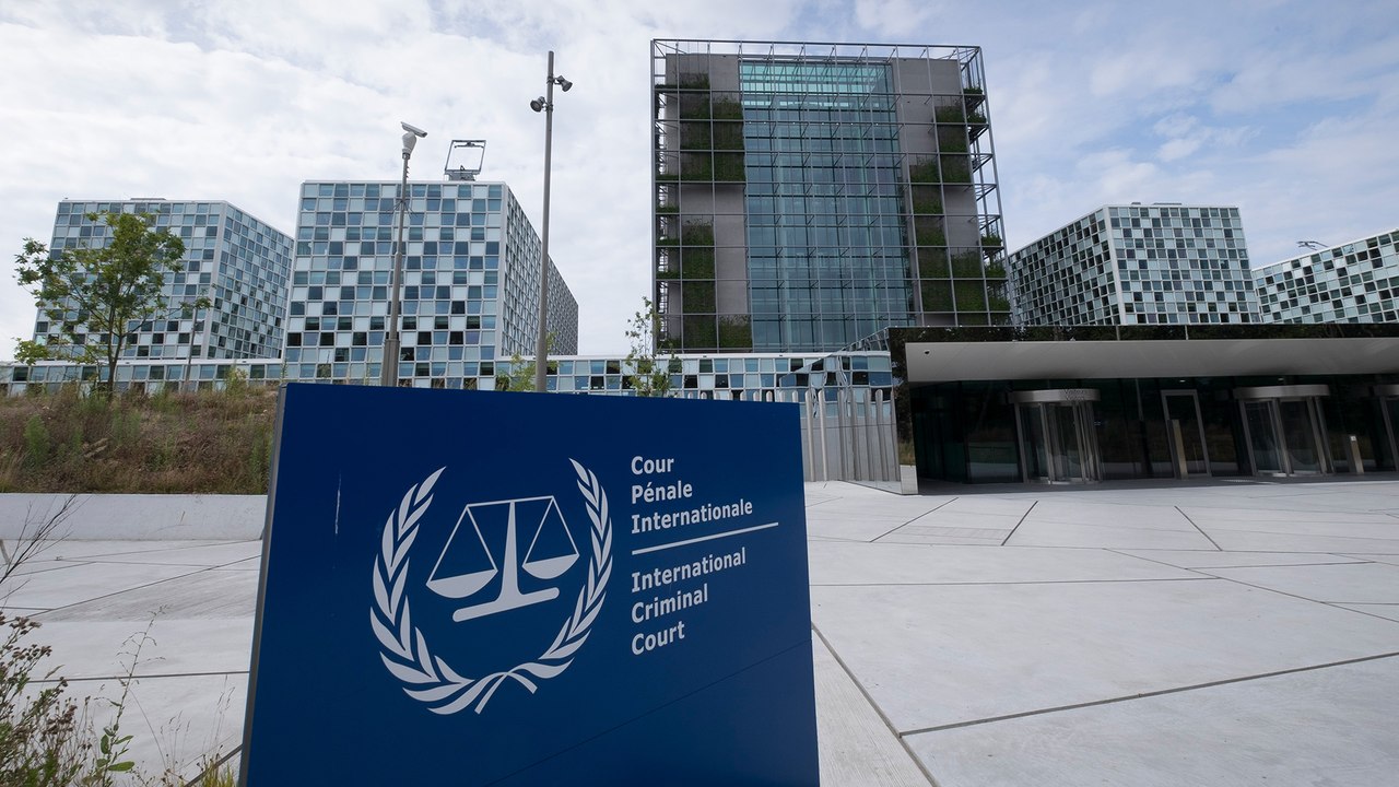 50 مسؤولا أوروبيا سابقا ينددون باتهام الجنائية بمعاداة السامية