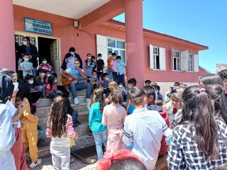 İran sınırında yaşayan çocukların hayalleri gerçeğe döndü