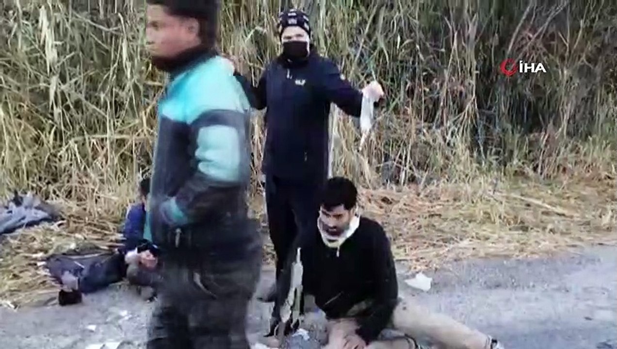 Van Erciş karayolunda mültecileri taşıyan minibüs kaza yaptı. Ölü ve yaralılar var