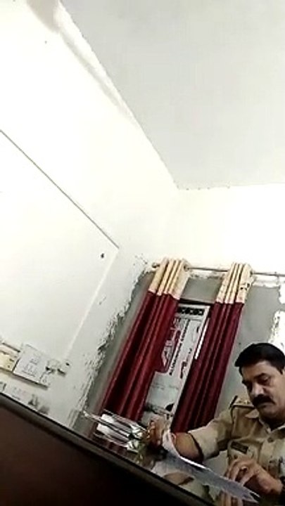 UP: इंस्पेक्टर बोले- थाने में पैसा जमा कराओ, एक के बदले 4 पेड़ काट लो, कमीशन लेते वीडियो वायरल