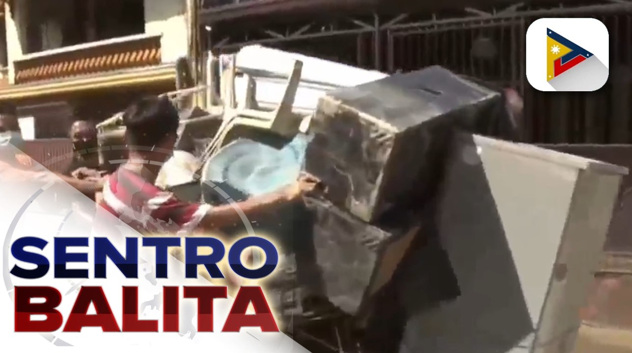 Mga residente ng Marikina, sinimulan nang magpatuyo ng mga gamit na nalubog sa baha; ilang residente, nagbenta ng gamit sa junk shop