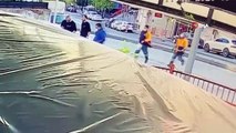 İstanbul’da dehşet anları kamerada...Genç kadını sünger kurtardı