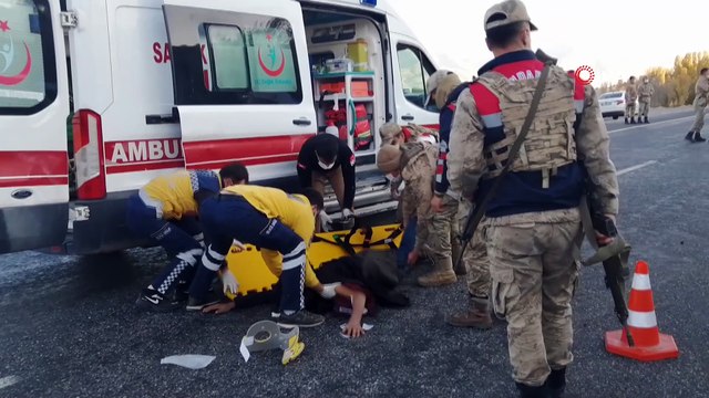 Düzensiz göçmenleri taşıyan minibüs takla attı: 2 ölü, 25 yaralı