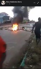 Un vieillard qui incite des jeunes à la destruction des biens publics