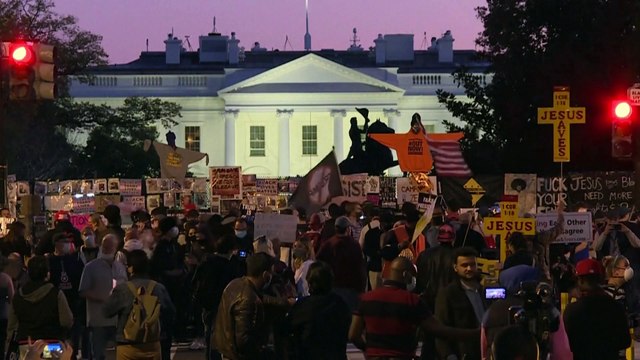 Белый дом в окружении протестующих против Дональда Трампа