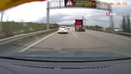 Otobana atlayan köpek faciaya neden oluyordu...O anlar kamerada