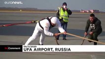 شاهد: رجل روسيا القوي يجر طائرة (36 طنا) مسافة 25 مترا في 58 ثانية