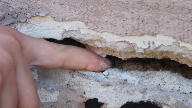 Antalya’da 2 bloklu 21 daireli bina sakinlerini korkutan çatlaklar