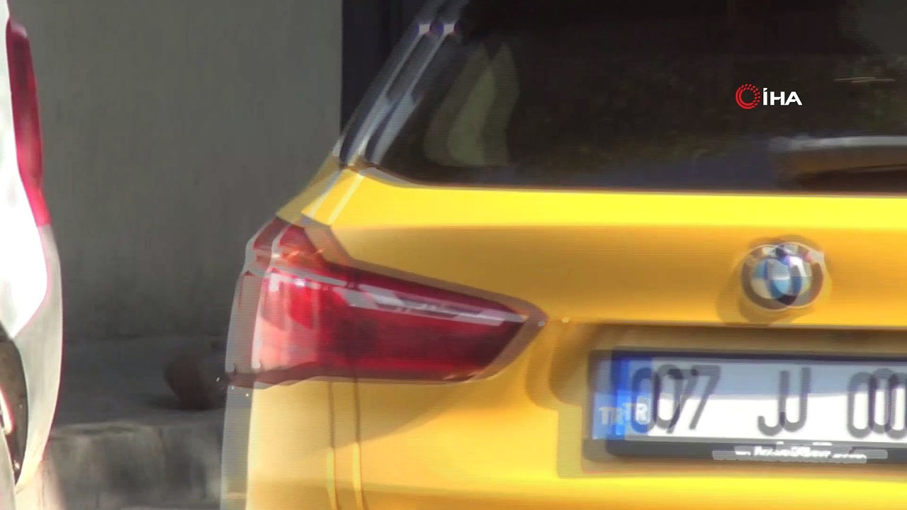 Kapı önünde ders çalışan çocuklara da aldırmadı...Okul önünde alkol alan kadın kamerada