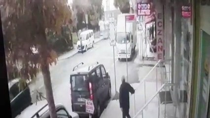 Yaşlı adam TIR'ın altında kaldı! Feci olay kamerada