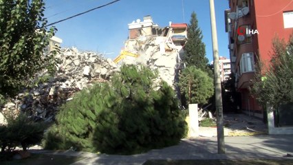 9 kişinin hayatını kaybettiği sitede kontrollü yıkım sürüyor