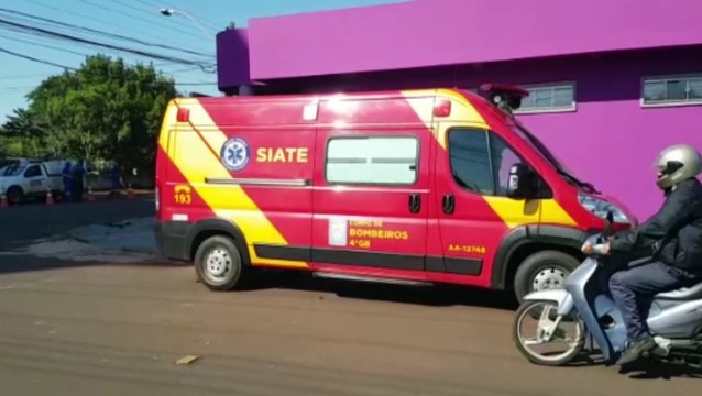 Mulher fica ferida após carro bater contra poste na Rua Minas Gerais