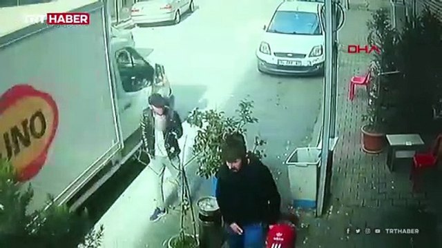 Kamyonetin açık kalan kapısı kaldırımdaki yayaya çarptı