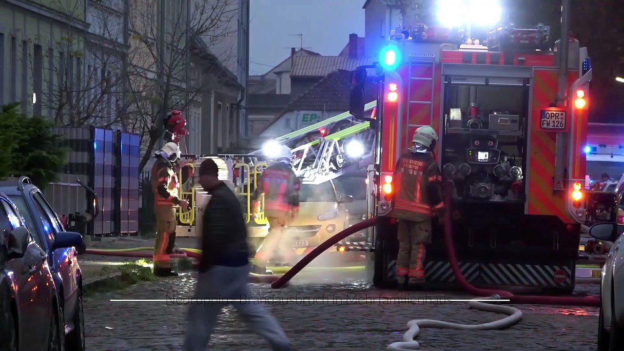 Brandenburg  - Hausbrand in der Fontanestadt Neuruppin, acht Wohnungen unbewohnbar