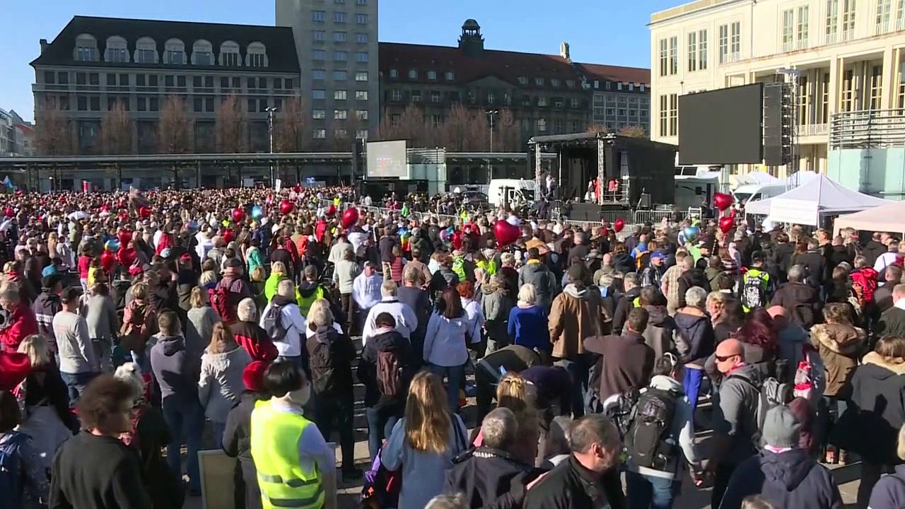 Mehrere tausend Menschen bei 'Querdenken'-Demo in Leipzig