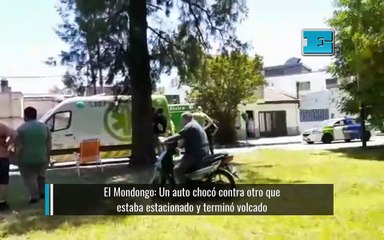 El Mondongo: Un auto chocó contra otro que estaba estacionado y terminó volcado