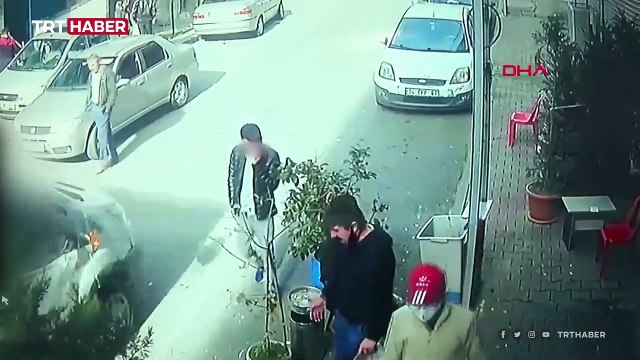 Kamyonetin açık kalan kapısı kaldırımdaki yayaya çarptı