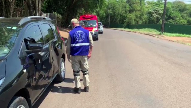 Ciclista fica ferido após colisão com carro na Rua Jacarezinho